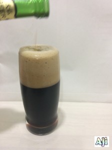 グラスに注ぐ大仏ビール